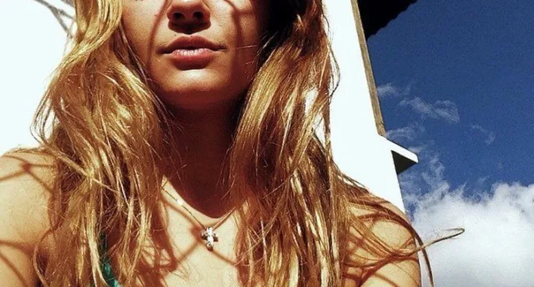 arielle belle jeune femme