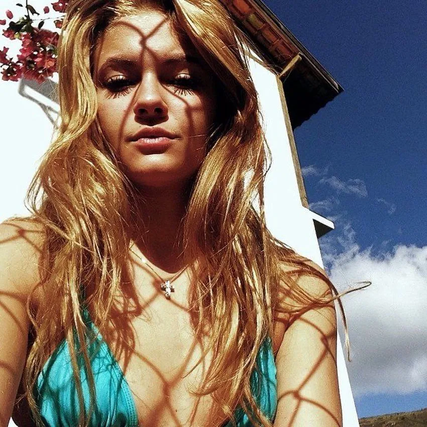 La jeune beauté d'une femme qui aime les hommes 1 arielle belle jeune femme