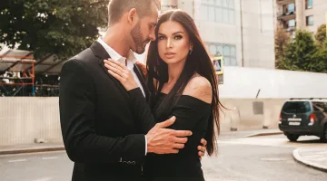 Les erreurs classiques à éviter quand on débute comme sugar baby 24 couple amoureux dans la rue devant un immeuble