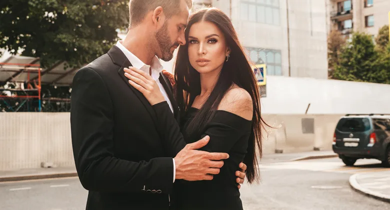 couple amoureux dans la rue devant un immeuble