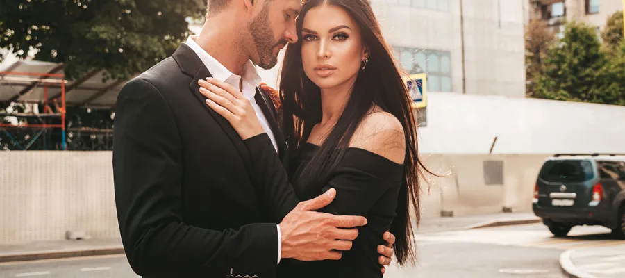 couple amoureux dans la rue devant un immeuble