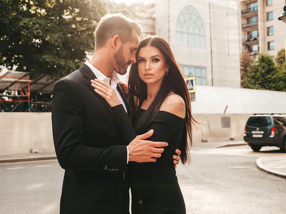 couple amoureux dans la rue devant un immeuble