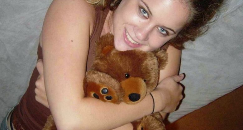 Une jolie jeune fille vec son nounours dans les bras
