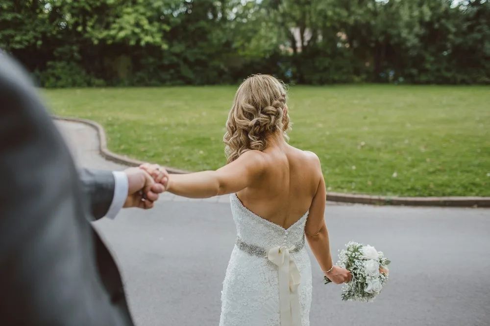 Une jeune femme tient la main de son homme qui doit être un sugar daddy