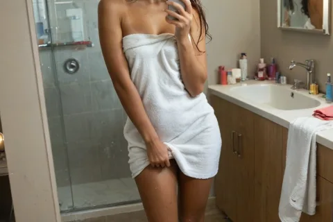 Lydia, jeune teen salope s'exhibe en public ou sur un tchat coquin 7 lydia jeune salope exhib